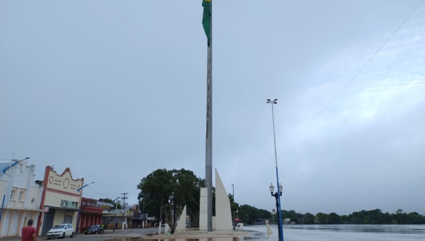 Rio Acre chega a 17, 22 metros e alaga parte do Calçadão da Gameleira